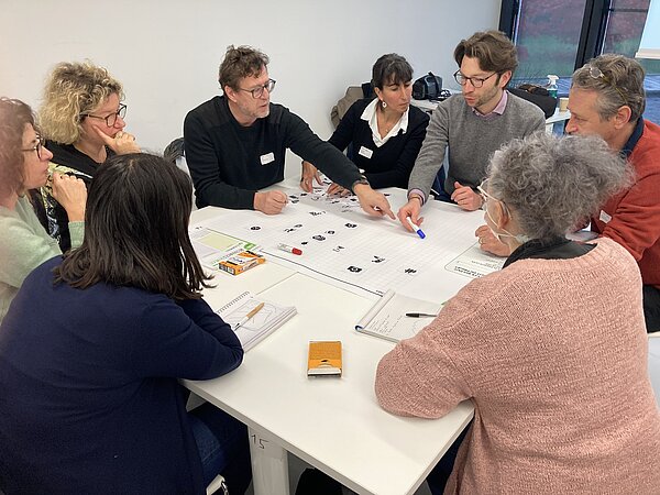 Organiser un événement au pôle événementiel de LILLIAD Un groupe de personnes autour du table participant à un atelier collectif